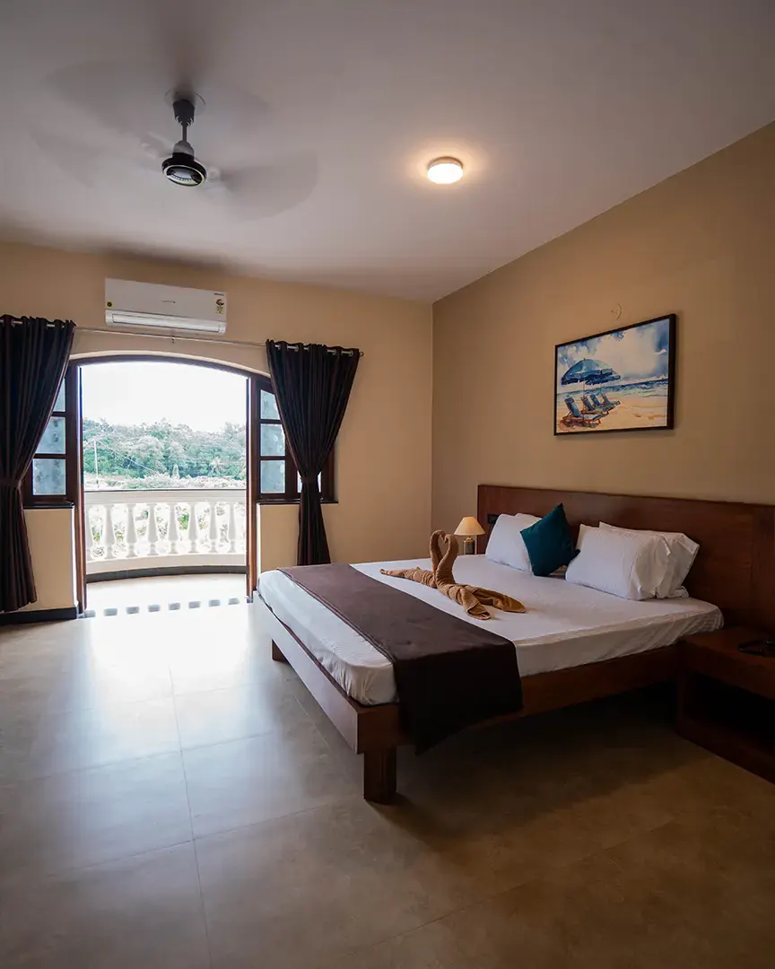 Bedroom with a window onto the river at Holiday Village